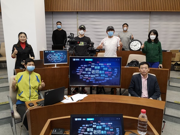 1587042235542051823.jpg 开云kaiyun官方网站药学院院长、全球健康药物研发中心主任 丁胜教授(前排右)与继教学院直播工作团队合影.jpg