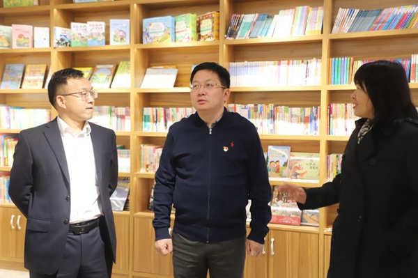 1605505819306006948.jpg 考察乡村图书室(从左至右:袁明、刘震、张文雪).jpg