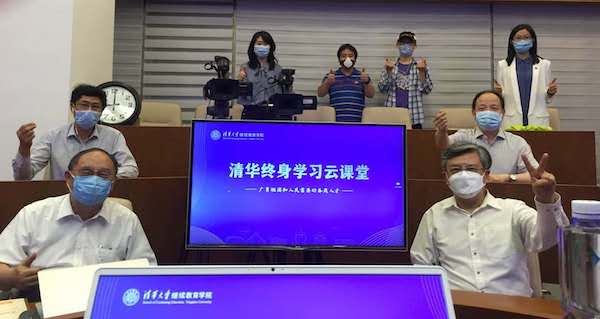 1590720313074053624.jpeg 龚克(前排右)、王孙禺(前排左)、郭钊(第二排右)、李越(第二排左)与学院直播团队合影.jpeg